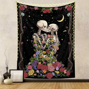 Détail de la tapisserie bohème avec squelettes s'embrassant et roses colorées décoratives