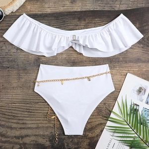 Ensemble bikini blanc à volants avec taille haute et chaîne de taille dorée