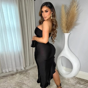 Elegant black strapless bodycon midi dress with side ruching and ruffled hem design