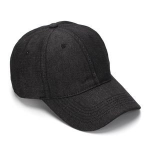 Détail de la casquette de baseball en jean noir avec visière courbée et coutures