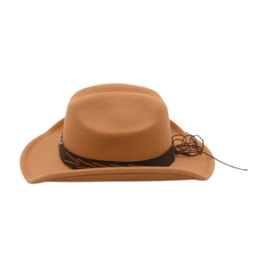 Gros plan d'un chapeau de cow-boy marron clair avec bande en cuir foncé et détail noué
