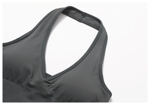 Détail du soutien-gorge de sport gris foncé sans couture avec col en V et maille côtelée