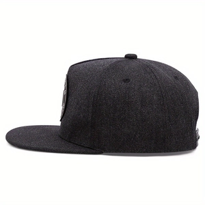 Casquette snapback gris foncé à visière plate et écusson brodé vue de côté