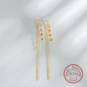 Gros plan sur boucles d'oreilles en argent S925 avec pampilles et zircons colorés