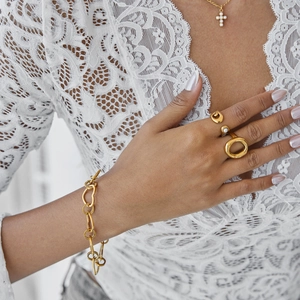 Close-up of 18K gold-plated chain bracelet with OT clasp and pearl jewelry set