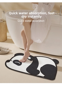 Gros plan du tapis de bain panda mignon à haute absorption dans un décor chaleureux