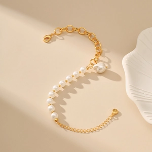 Elegant 18K gold plated O-chain bracelet with white shell pearls and baroque pendant