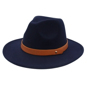Détail d'un chapeau en feutre bleu marine avec bande en cuir marron et rivet doré
