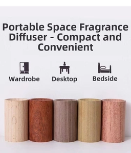 Détails de cinq diffuseurs cylindriques en bois montrant les textures naturelles du bois