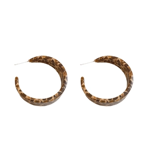 Classic tortoise shell C-shaped resin hoop earrings with elegant brown leopard print pattern