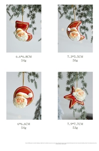 Dettagli dei ciondoli Babbo Natale in terracotta rossa a forma di stella, luna e calza