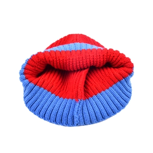 Bonnet en maille d'extérieur avec rayures horizontales rouge et bleu et texture côtelée