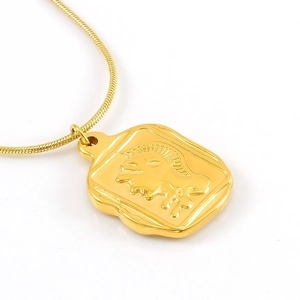 Gros plan détaillé du pendentif lion en relief doré sur une chaîne en maille serpent