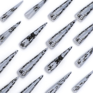 Uñas postizas stiletto extra largas, base gris azulado con graffiti y osos de resina 3D