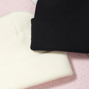 Ensemble de bonnets en maille côtelée noire et blanc crème pour l'hiver