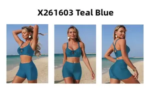 Vista tripla di un set bikini sportivo verde acqua con pantaloncini a vita alta