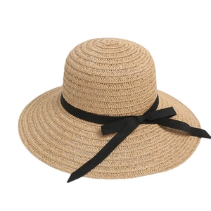 Cappello di paglia estivo classico da donna con elegante decorazione a fiocco nero