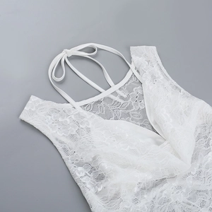 Détail du tissu en dentelle florale blanche sur un haut dos nu pour femme