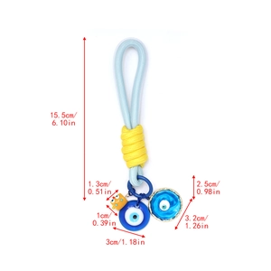 Vue détaillée des dimensions du porte-clés Evil Eye avec corde bleue et pendentifs