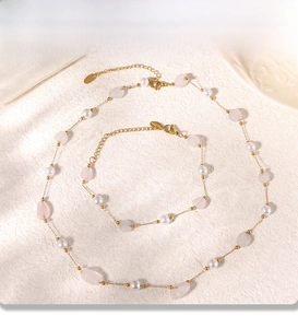 Dettaglio del set di gioielli placcati in oro PVD con pietre naturali rosa e perle
