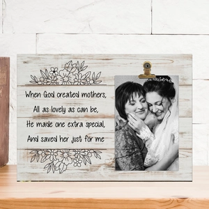 Detail of wooden mother's day plaque with heartwarming quote and floral patterns