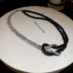 Collana stile Y2K con perline nere, cristalli e design a nodo argentato alla moda