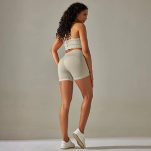 Vue arrière d'un ensemble de yoga côtelé avec brassière croisée et short taille haute