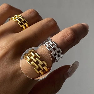 Nahaufnahme von gold- und silberfarbenen Edelstahlringen im Ketten-Design