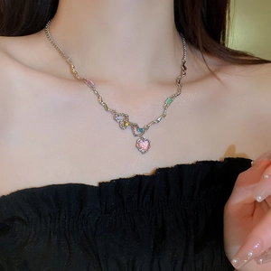 Détail du collier chaîne asymétrique argenté avec pendentif cœur opale et pierres colorées
