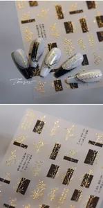 Détails de stickers à ongles style chinois avec motifs bambou dorés et calligraphie