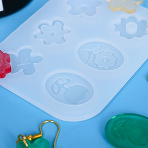 Moldes de silicona para pendientes DIY con diseños florales y muestras de resina de colores