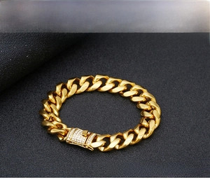 Detailansicht des goldenen Panzerarmbands mit luxuriösem Strassbesatz am Verschlussglied