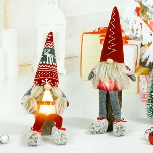Ensemble de gnomes de Noël lumineux avec chapeaux en tricot sur décor festif et élégant