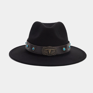 Détail du chapeau fedora noir avec bandeau en cuir, perles turquoise et boucle tête de taureau