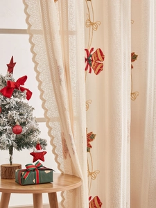 Nahaufnahme von Weihnachtsspitzenvorhängen mit roter Glockenstickerei und Wellensaum