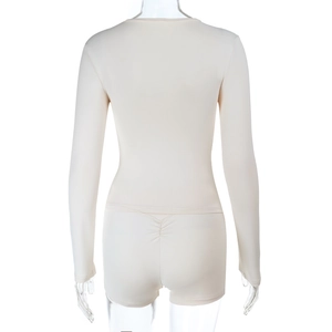 Détail de l'ensemble haut manches longues beige et short taille haute de dos cintré