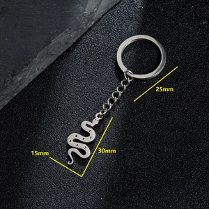 Roestvrijstalen slang sleutelhanger met 25mm ring en 30mm hanger op een zwarte achtergrond