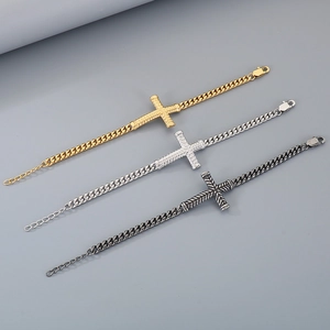 Comparaison détaillée de bracelets croix hip-hop en finitions or, argent et gris fusil