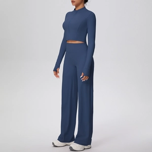 Détail de veste zippée bleu marine avec passe-pouces et pantalon de yoga large