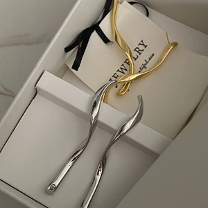 Orecchini lunghi a onde in oro e argento lucido in stile minimal con scatola
