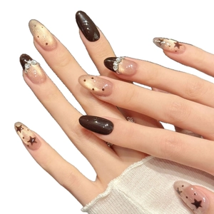 Handgefertigte Almond-Kunstnägel mit Sternen, Champagner-Cat-Eye-Effekt und Strasssteinen
