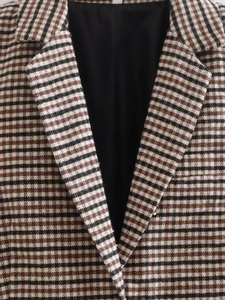 Detailaufnahme der Hahnentritt-Textur und Reversnähte eines Vintage-Wollblazers