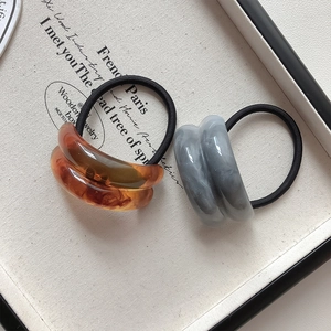 Acrylic hair ties set with double ring marble patterns in amber and gray tones