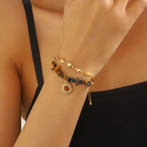 Bracelet double rang plaqué or avec pendentif soleil, chaîne cœur et perles œil de tigre