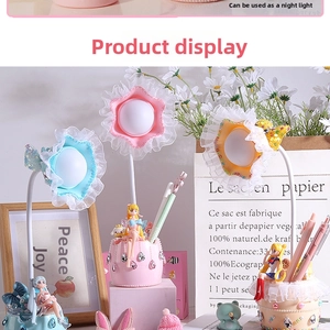 Dettaglio lampada da scrivania fiore LED a colori macaron con portapenne e figurina