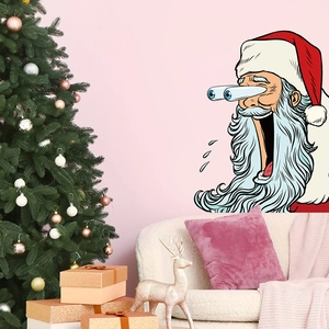 Détail d'un sticker mural Père Noël dessin animé posé sur un mur rose près d'un sapin