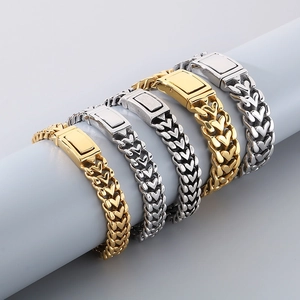 Collection de bracelets cœur tissés en or et argent sur un support d'exposition