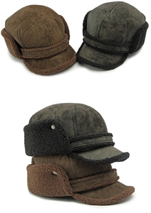Détail de casquettes d'hiver avec doublure en fausse fourrure et extérieur en suédine