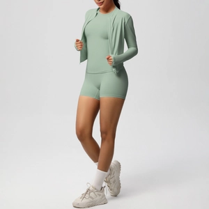 Détail de l'ensemble de yoga vert menthe en tissu extensible respirant avec coupe ajustée