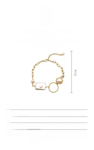 Detailed view of baroque pearl bracelet with 18K gold-plated chain and 21cm length spec